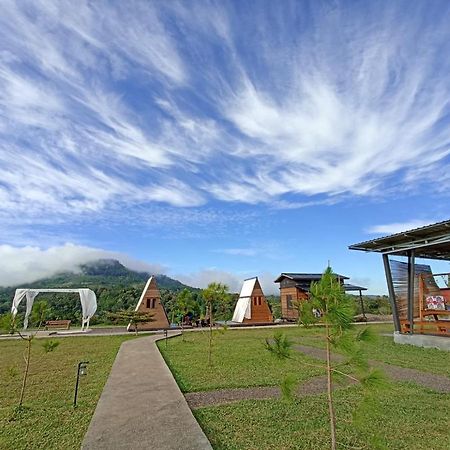 Готель Wawowow Tomohon Екстер'єр фото