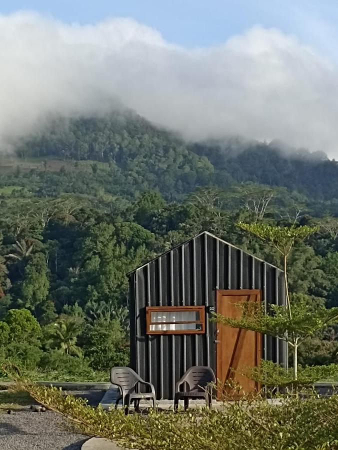 Готель Wawowow Tomohon Екстер'єр фото