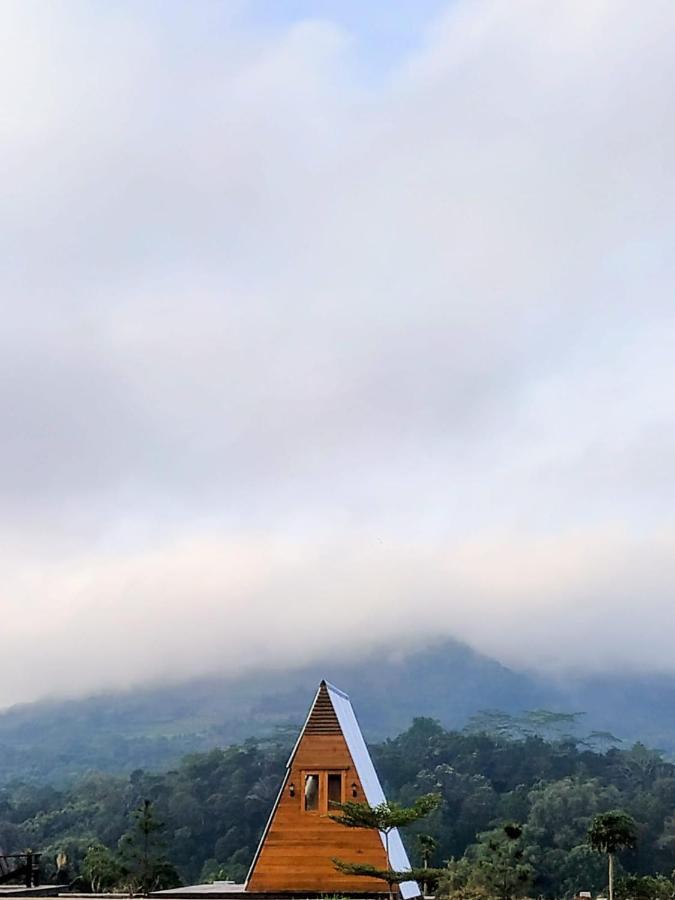 Готель Wawowow Tomohon Екстер'єр фото